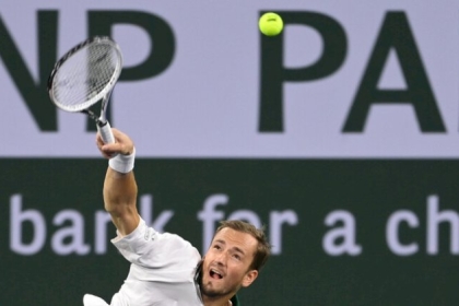 الروسي مدفيديف يتأهل بسهولة للدور الثالث في إنديان ويلز