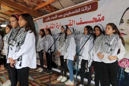 بالصور: فلسطينيون يحضرون معرض بمناسبة يوم التراث الفلسطيني في متحف القرارة الثقافي في مدينة خان يونس