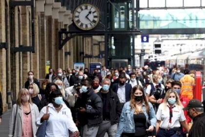 نواب في البرلمان البريطاني يكشفون عن "أخطاء فادحة" للحكومة في بداية جائحة كورونا