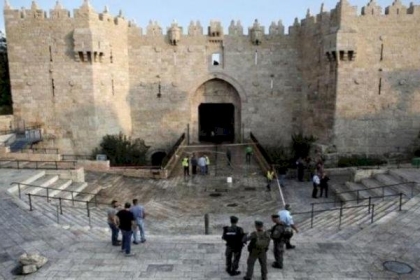 القدس: الاحتلال يعتدي على المواطنين قرب باب العامود