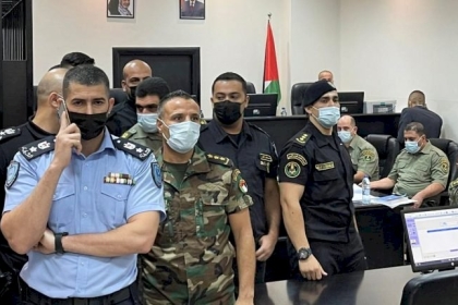 محامي عائلة بنات ينسحب من جلسة محاكمة قتلة نزار بنات بعد تهجم محامي العناصر الأمنية المتهمين