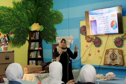 "التعليم الإلكتروني".. استثمرته وطورته المعلمة خليفة فحازت على لقب أفضل منجز عالمي للعام 2021م