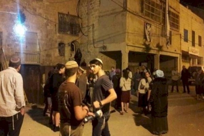 إصابات بالاختناق وتحطيم مركبات في هجوم للمستوطنين على قرية بورين