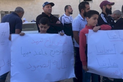 مقدسيون يؤدون صلاة الجمعة أمام بناية مهددة بالهدم في القدس