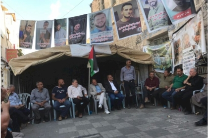 جنين: ذوو شهداء وأسرى محررون من القدس ورام الله وبيت لحم يشاركون في وقفة المطالبة باسترداد جثامين الشهداء