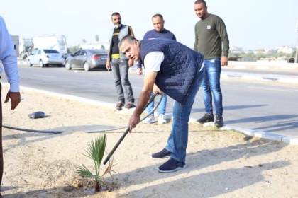بالصور: مجلس العمال في محافظة رفح ينظم  مبادرة تطوعية "تشجير شارع صلاح الدين