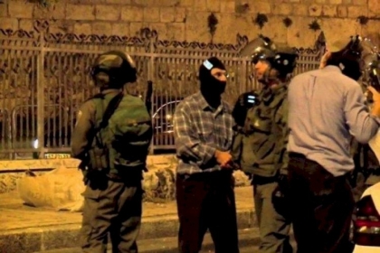 قوة خاصة من جيش الاحتلال تعتقل شابا من مخيم جنين