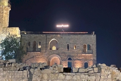 مستوطنون ينصبون "شمعدانا" على سطح مسجد شمال القدس