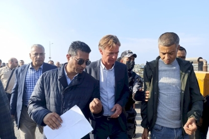 خلال تسليمه رسالة من المقطوعة رواتبهم... أبو طه  لـبورغسدورف: "لا تخذلونا" نحن نثق بكم.. والأخير يَعد بالحديث الجاد مع السلطة الفلسطينية