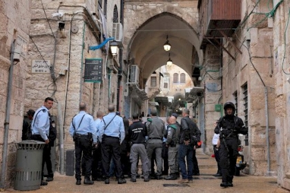 قوات الاحتلال تقتحم المسجد الأقصى وتزيل اللافتات والأعلام