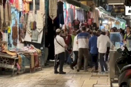 القدس: مستوطنون يؤدون رقصات استفزازية في البلدة القديمة