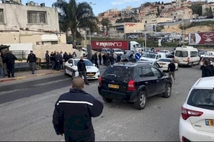 مستوطن يحاول دعس عدد من الأطفال جنوب الخليل