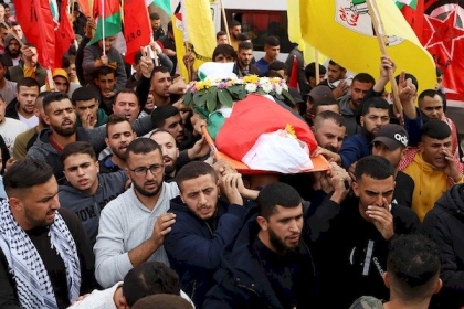 بالصور.. تشييع جثمان الشهيد الفتى محمد مطر في رام الله