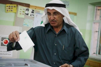 لجنة الانتخابات تشرع بتوزيع صناديق ومواد الاقتراع للانتخابات المحلية في الضفة