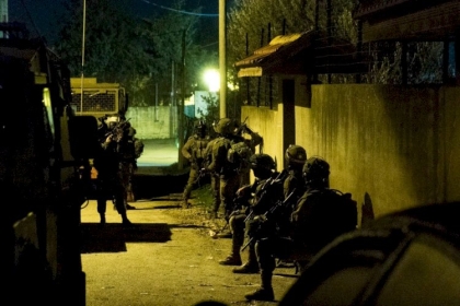 قوات الاحتلال تداهم وتفتش عددا من المنازل في طوباس وطمون