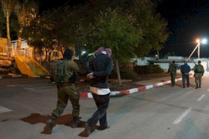 اعتقالات ومداهمات بالضفة والقدس وإصابات بالاختناق