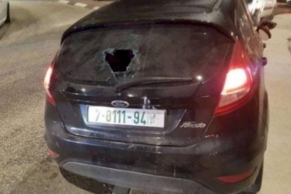 مستوطنون يُعطبون إطارات مركبة في منطقة المالح بالأغوار الشمالية