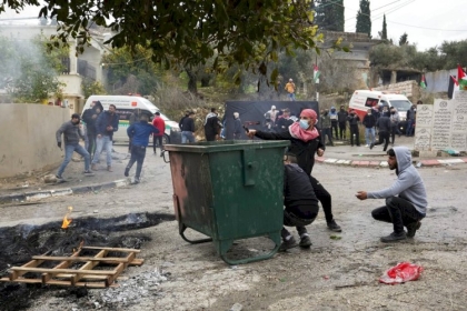 عشرات حالات الاختناق خلال مواجهات مع الاحتلال في الخليل