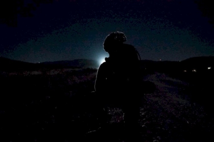 لواء بجيش الاحتلال يجري تدريبات واسعة خلال العاصفة الجوية