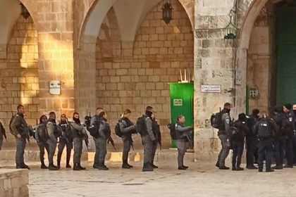 القدس: عشرات المستوطنين يقتحمون باحات المسجد الاقصى بحماية من قوات الاحتلال
