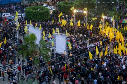 بالصور- تيار الإصلاح الديمقراطي بساحة غزة يوقد شعلة الثورة الفلسطينية الـ 57 في ساحة الجندي المجهول