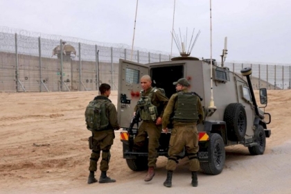 الاحتلال يخطر بوقف العمل في مسلخ للدواجن وبركس وبئر مياه شرق يطا