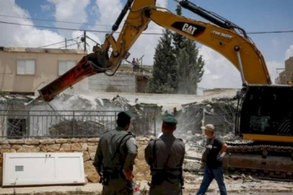 الاحتلال يُجبر مقدسياً على هدم منزله