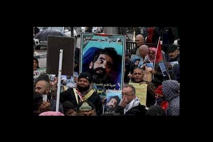 المحال التجارية علقت وسم إضراب الكرامة.. دورا تضرب تضامنًا مع الأسير أبو هواش