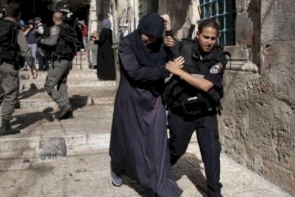 الاحتلال يفرج عن الشقيقتين شهد وهنادي حمودة بشرط الإبعاد عن المسجد الأقصى