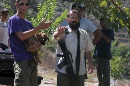 مئات المستوطنين يعربدون في شوارع الضفة ويغلقون عددا من الطرق