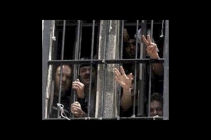 24 يوما على إضرابه: تدهور الوضع الصحي للمعتقل خليل عواودة