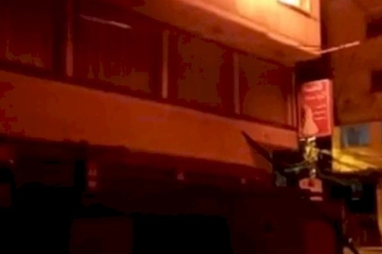 فيديو:  حريق هائل في منزل ومخازن للكنب والاسفنج بمخيم الشاطئ