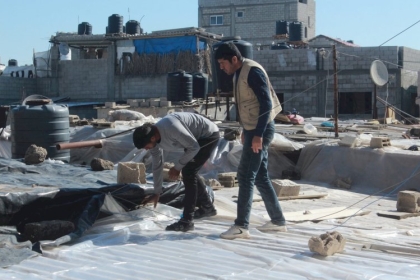 لجنة اللاجئين بحركة فتح تطلق مبادرة "كلنا معكم 3" لتغطية أسقف منازل متضرري الأحوال الجوية في مخيمات اللاجئين بخانيونس