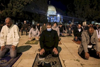 آلاف المصلين  يلبون نداء "الفجر العظيم" بالصلاة في المسجد الأقصى