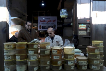 جهاد عبدو .. يروي تاريخ محل "العطارة" في سوق الشيخ رضوان الشعبي