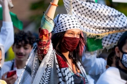 عارضة أزياء عالمية  تجدد دعمها لـفلسطين وتدعو الحرية لها