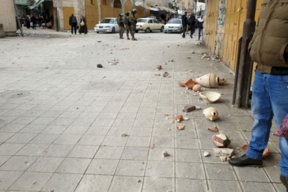 مستوطنون يهاجمون المواطنين ويصيبون شابا برضوض بالبلدة القديمة