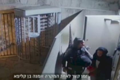 بالفيديو: مجندة إسرائيلية تعتدي بالضرب على فتاة فلسطينية وتنزع حجابها بالقوة