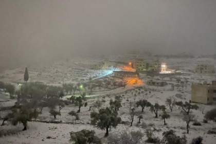بالفيديو والصور: الثلوج تغطي القدس والضفة بعد ليلة عاصفة