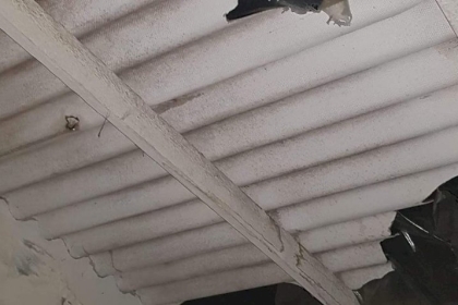 نجاة أسرة من مخيم البريج بعد سقوط سقف منزلها.."صور"