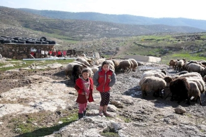 تقرير...الأهالي في مسافر يطا بين غطرسة المستوطنين وقسوة برد الشتاء