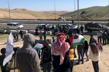 قوات الاحتلال تقمع وقفة تضامنية مع أهالي النقب في قرية الخان الأحمر جنوب أريحا