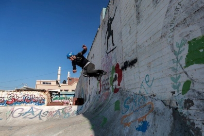 يعيش شغفه ويحلم بالعالمية ..بالصور..من غزة هاني الحجار يمارس "السكيت بورد"رغم الأماكن الضيقة والنوادي الغير مؤهلة