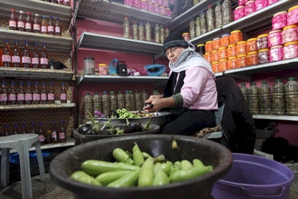 بالصور: أبو الكاس يجهز الطبخة والسيدات العاملات "ما عليهن إلا يطبخن"