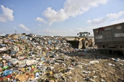بسبب انتشار النباشين.. بلدية غزّة تُحذر من توقف العمل في مكب النفايات بمنطقة جحر الديك