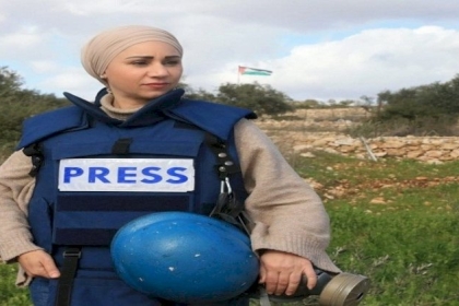 بالفيديو: إصابة مراسلة الكوفية على الهواء مباشرة خلال تغطيتها للمواجهات في جبل صبيح