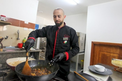 الشيف بدوان.. يُدخل وجبات المطبخ الصيني على المائدة الغزية