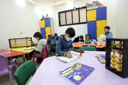 أطفال يتعلمون الحسابات الذهنية المعقدة داخل الأكاديمية الماليزية في مدينة غزة