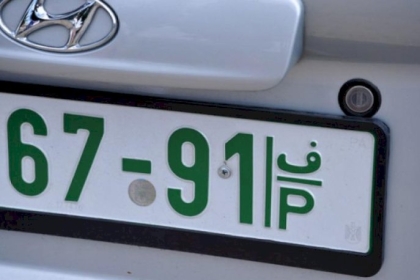 مُطالبين الشرطة بسرعة الوصول للفاعلين.. طولكرم: سرقة لوحات 15 سيارة