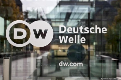 دويتشه فيليه  تفصل صحفيَين فلسطينيين